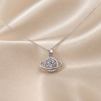Raffinata collana con ciondolo a forma di pianeta in oro bianco