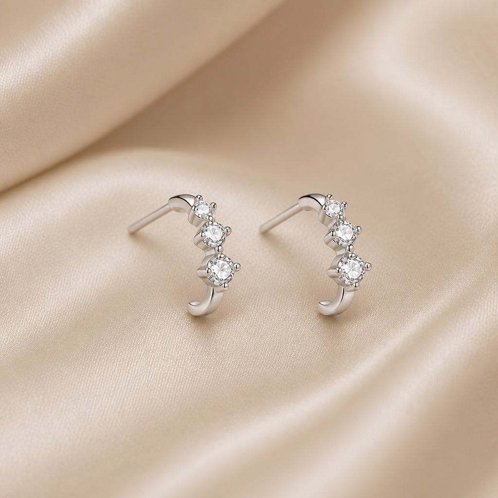 Orecchini in oro bianco con zirconi di piccole dimensioni