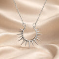 Ciondolo a forma di girasole in oro bianco con collana