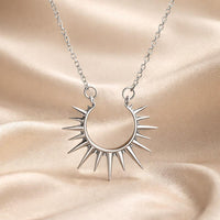 Ciondolo a forma di girasole in oro bianco con collana