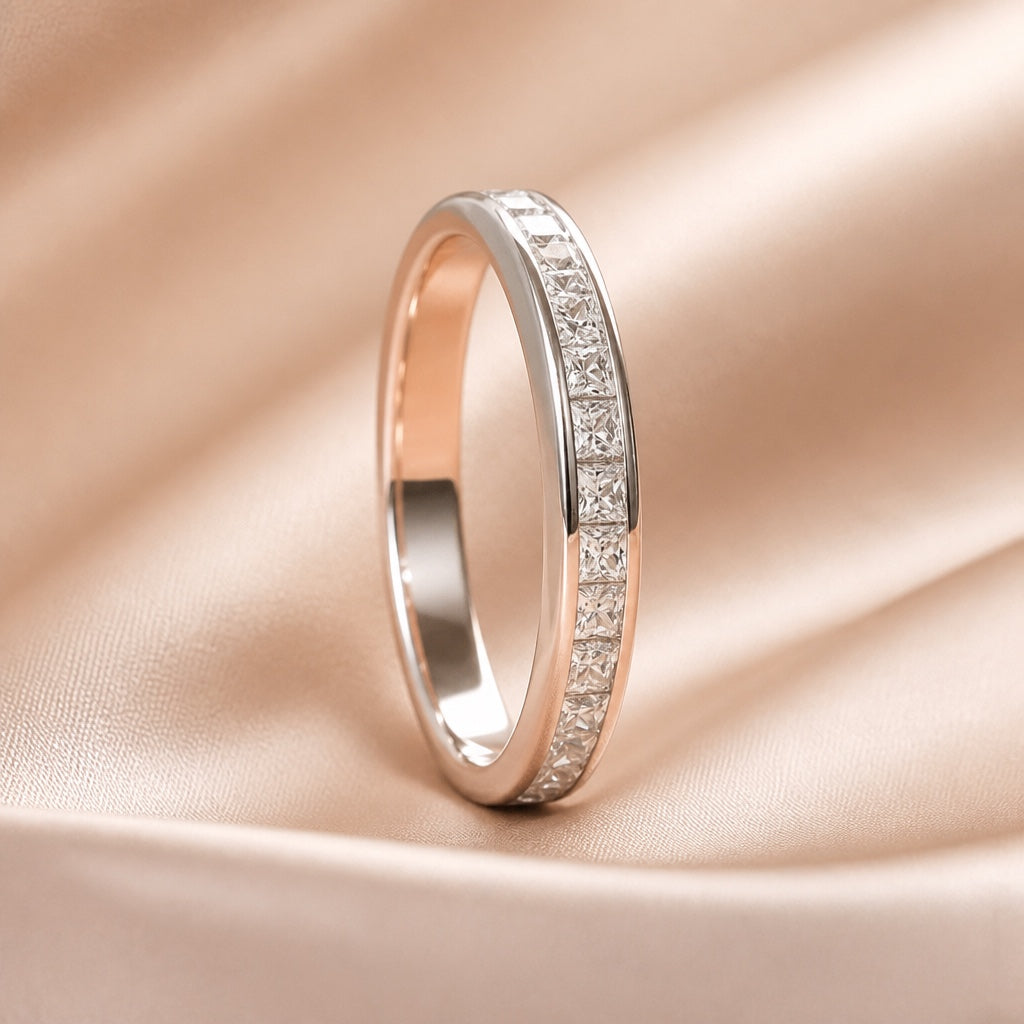 Elegante Anello in Oro Bianco Placcato con Zirconi