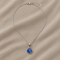 Collana con Pendente di Cristallo Blu Iconico