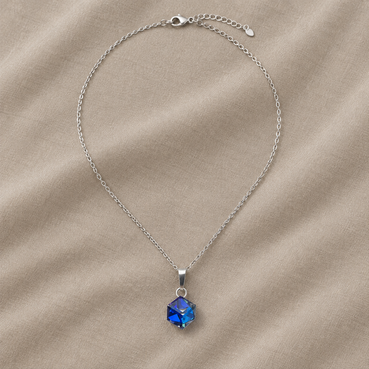 Collana con Pendente di Cristallo Blu Iconico