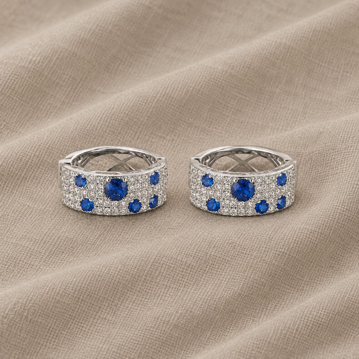 Orecchini a Cerchio Iconici con Zirconia Blu
