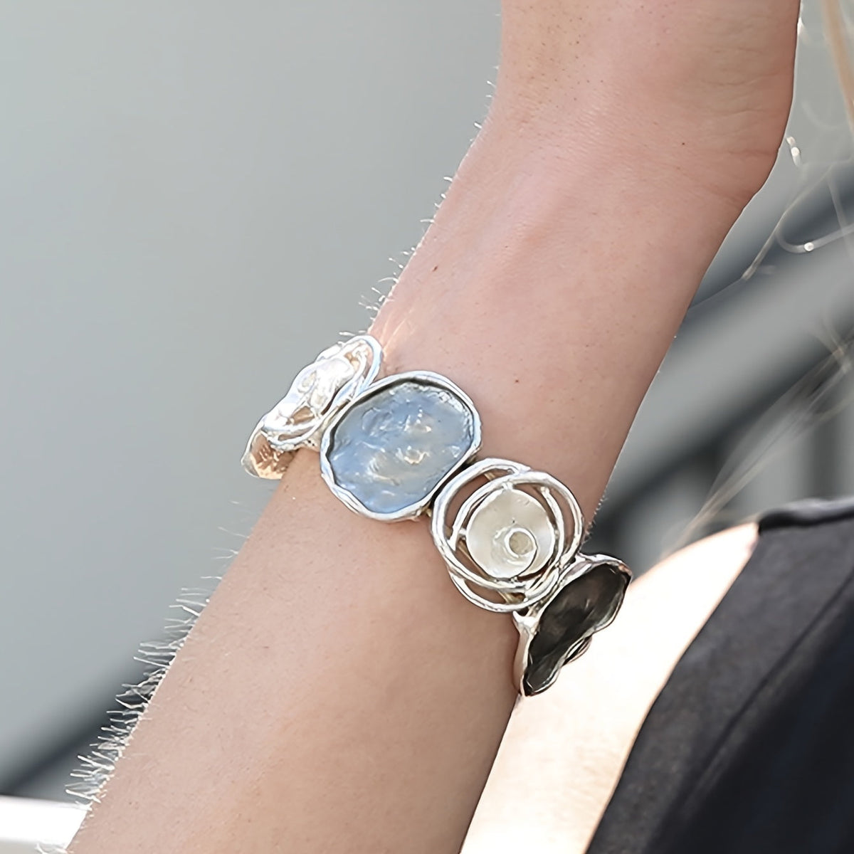 Bracciale Elastico Geometrico a Cuffia con Fiore Rotondo Bohemien
