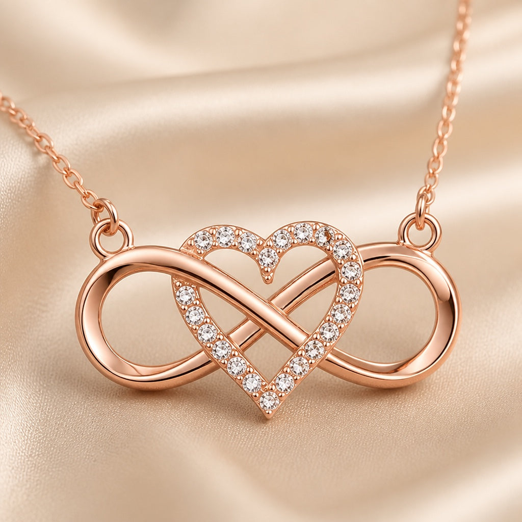 Collana in oro bianco con ciondolo a cuore infinito