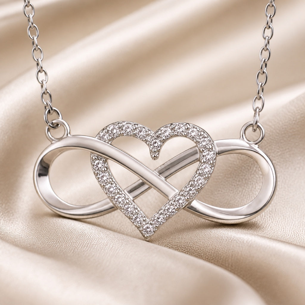 Ciondolo a Cuore Infinito in Oro Bianco con Collana