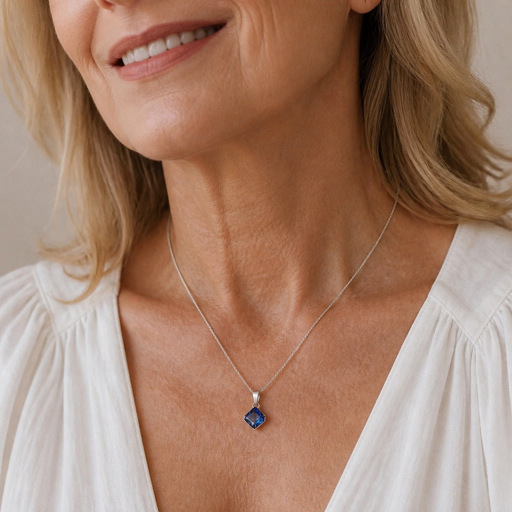 Collana con Pendente di Cristallo Blu Iconico