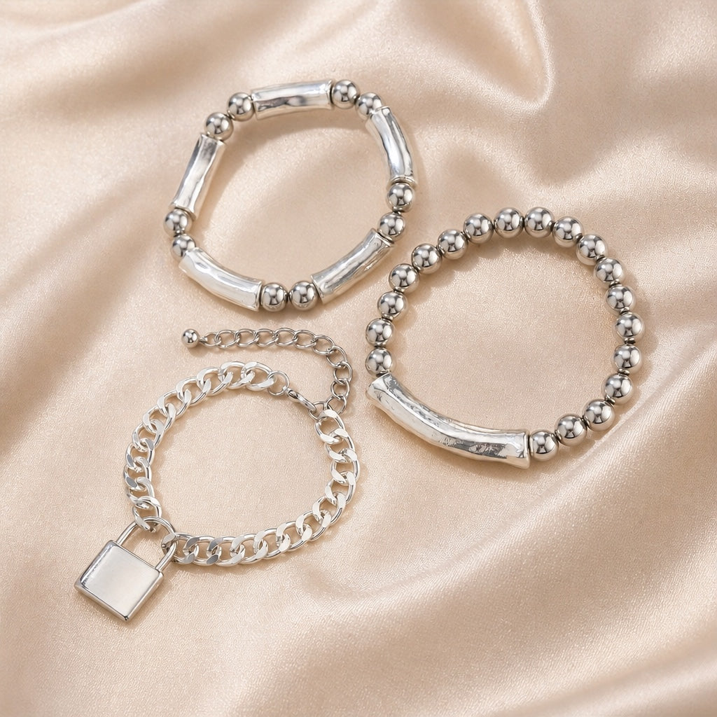 Collezione di Braccialetti con Perle in Oro Bianco e Chiusura Stile Punk