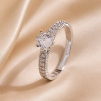 Anello essenziale in oro bianco con zirconia incastonata