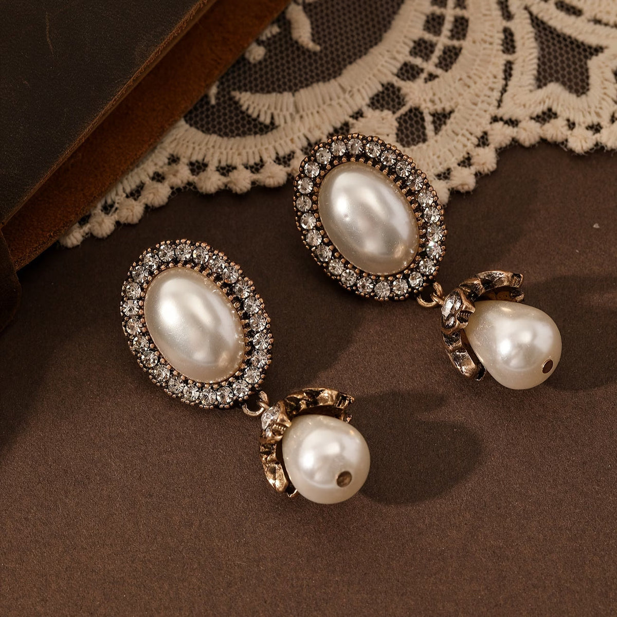Orecchini a pendente con cornice in perle vintage