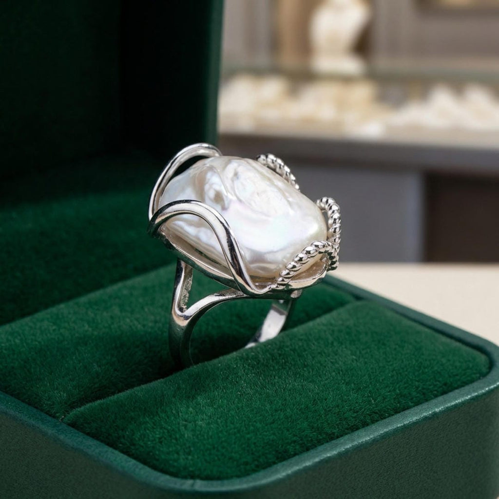 Anello Halo in Perla Barocca Illuminata dalla Luna