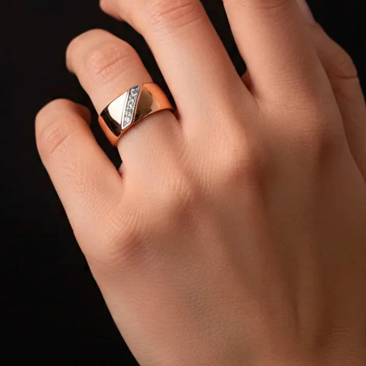 Elegante Anello Liscio con Zirconia Multipla