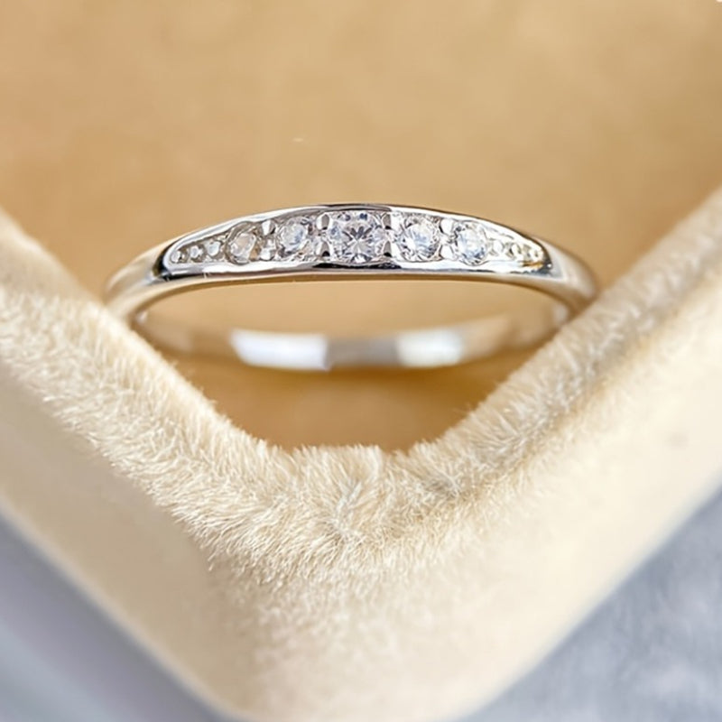 Anello in oro bianco con zirconi micro-pavé