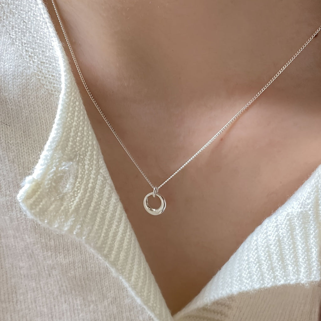 Collana in oro bianco con ciondolo geometrico circolare