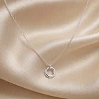 Collana in oro bianco con ciondolo geometrico circolare