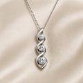 Collana in oro bianco con pendente a forma di infinito e zirconi
