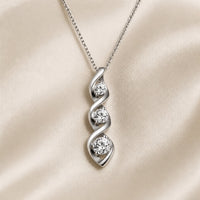 Collana in oro bianco con pendente a forma di infinito e zirconi