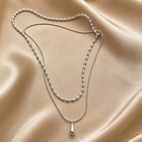Collana a doppio strato in oro bianco con pendente a goccia