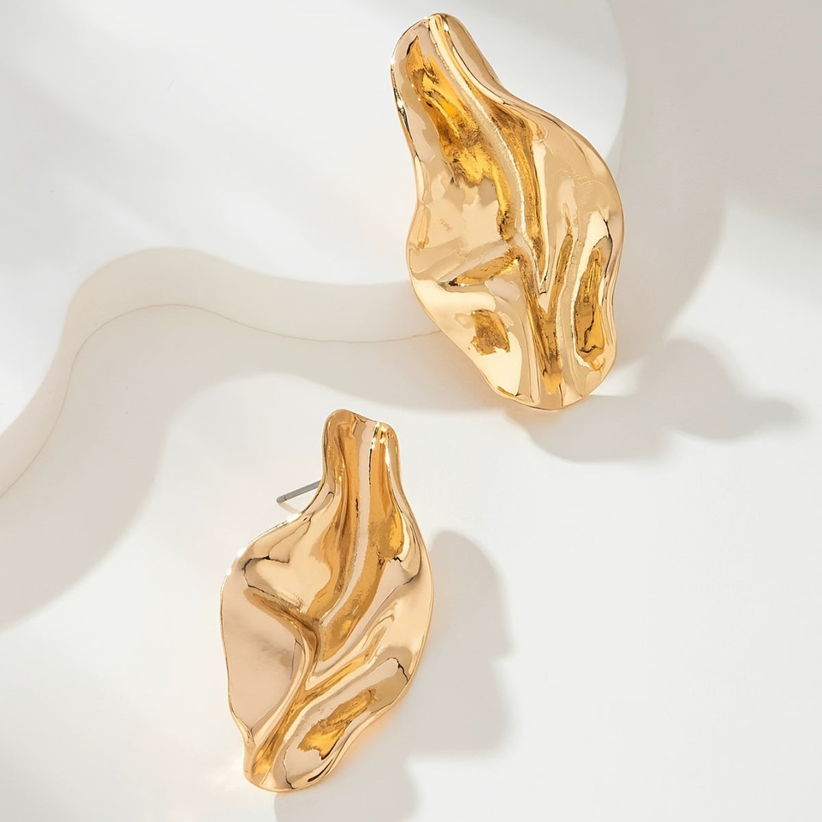 Orecchini a perno geometrici irregolari placcati in oro bohemien