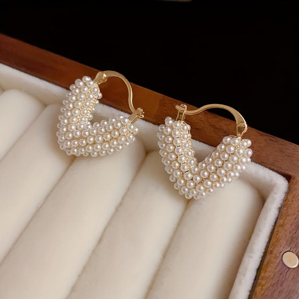 Orecchini Huggie a Forma di Cuore con Perline