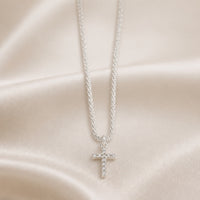 Collana in oro bianco con pendente a croce e zirconia
