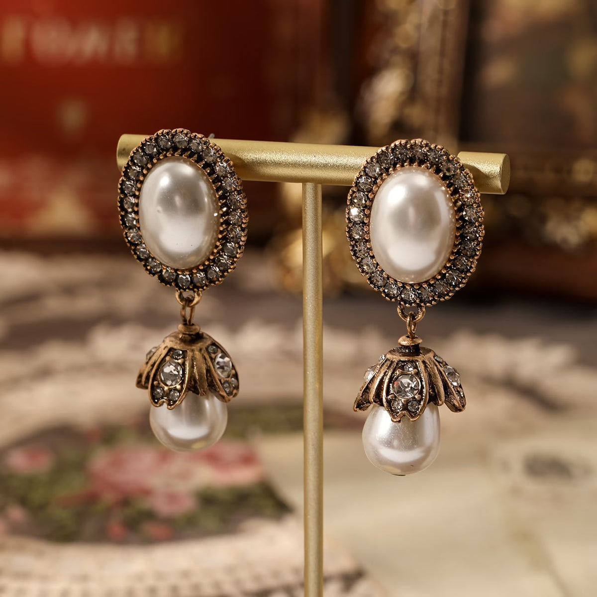 Orecchini a Pendente con Cornice Vintage in Perle