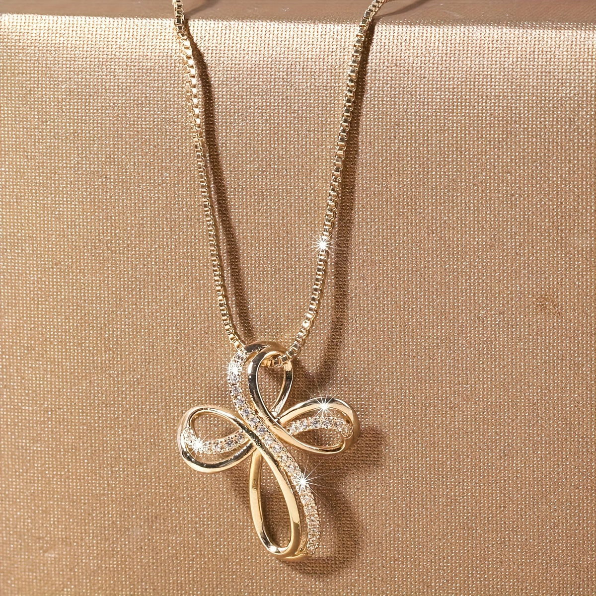 Collana in oro bianco con ciondolo a croce intrecciata