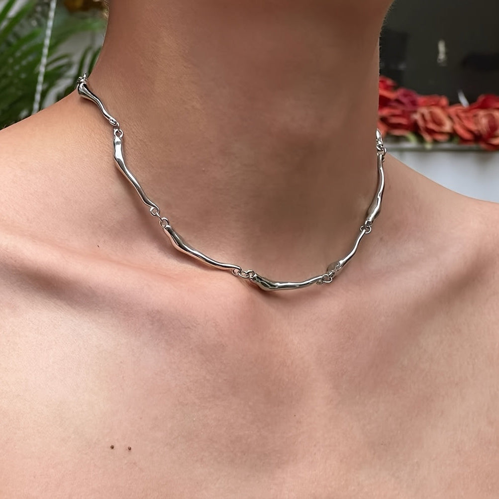 Collana in oro bianco con design a onda intrecciata