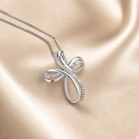 Collana in oro bianco con pendente a croce intrecciata