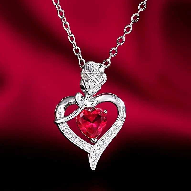 Collana con pendente a cuore in rubino argento