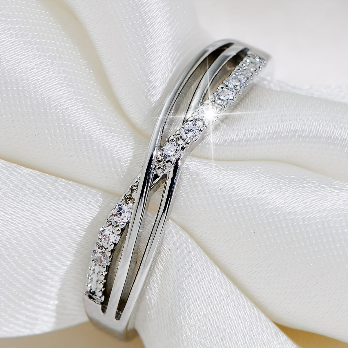 Anello da giorno in oro bianco con zirconia