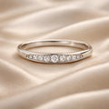 Anello in oro bianco con zirconi micro-pavé