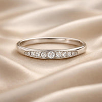Anello in oro bianco con zirconi micro-pavé