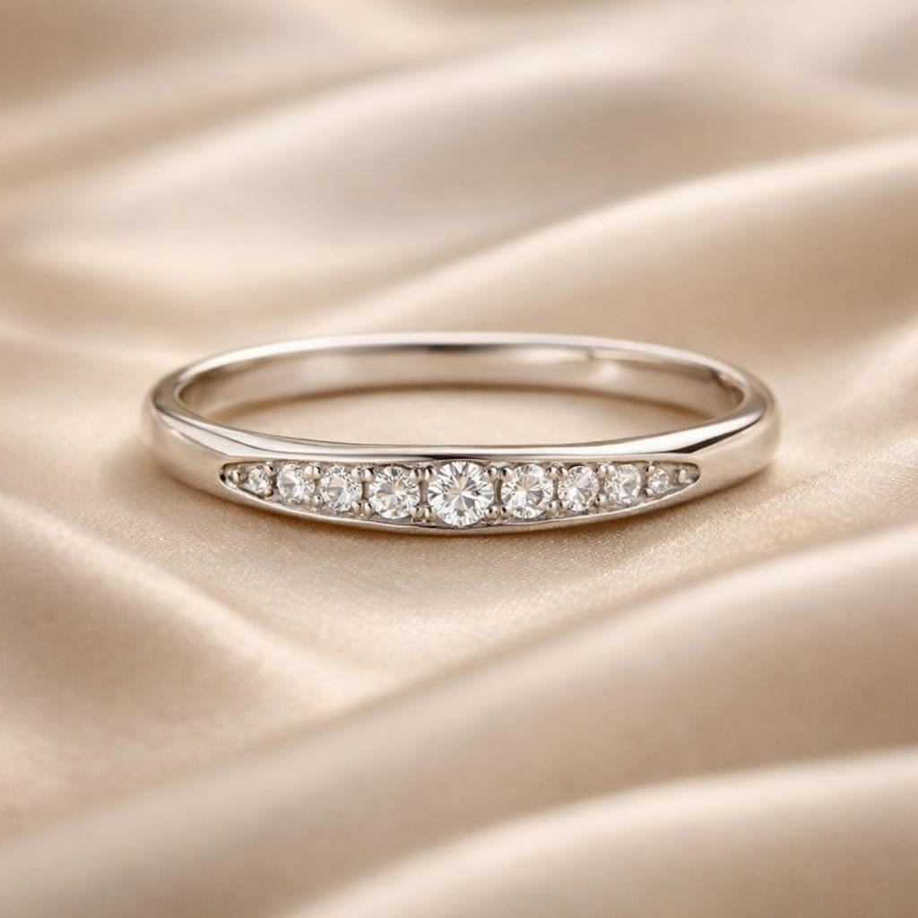 Anello in oro bianco con zirconi micro-pavé