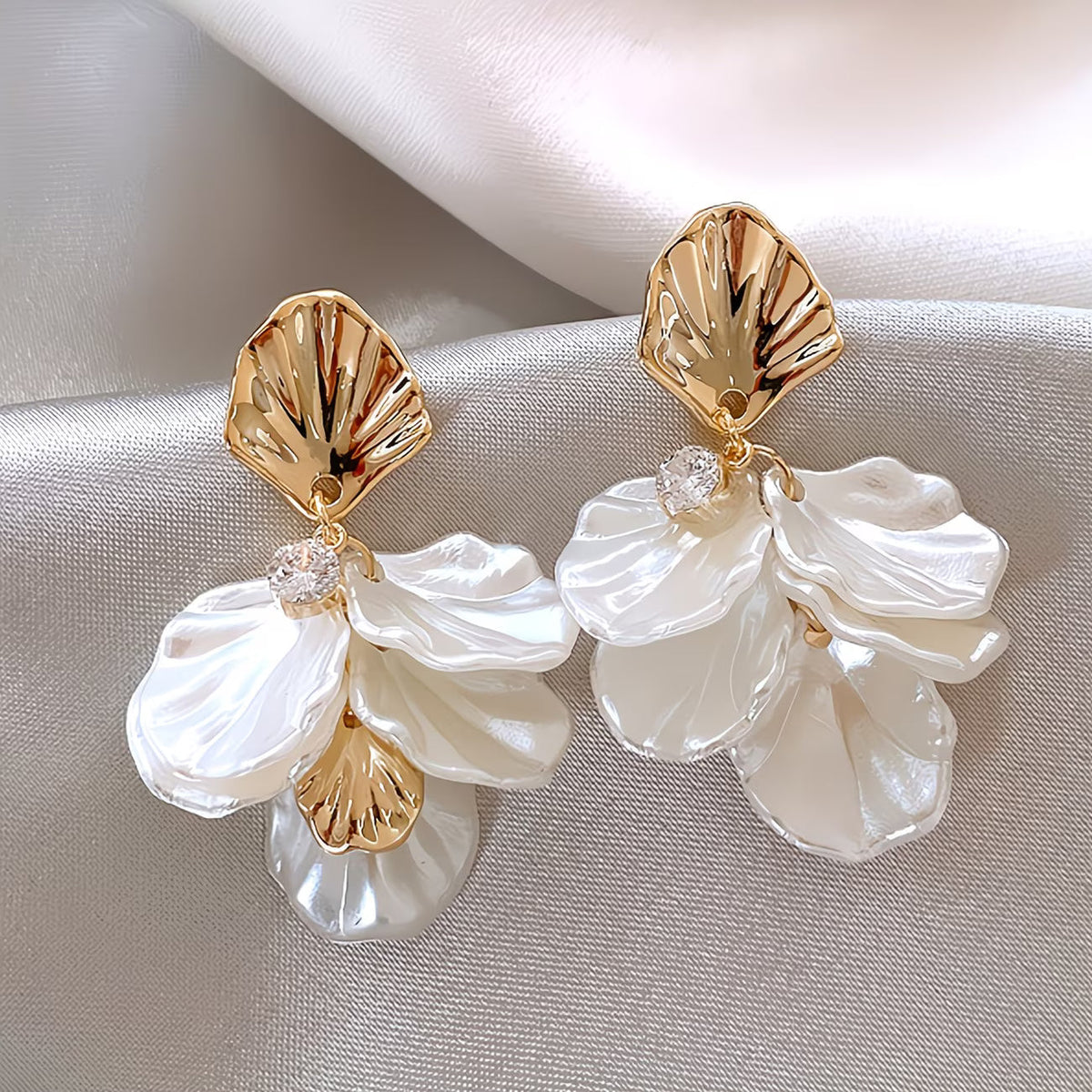 Gli Orecchini in Perla con Petali Ghiacciati