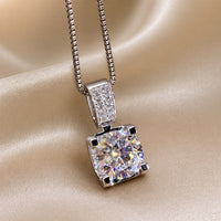 Collana in oro bianco con ciondolo in zirconia cubica