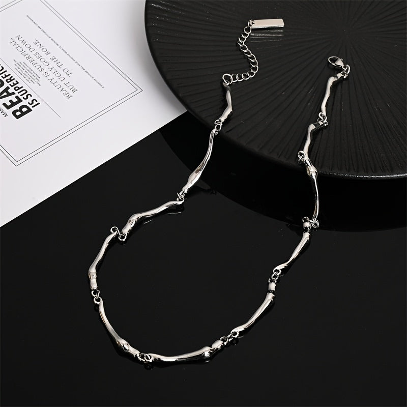 Collana in oro bianco con motivo a onda intrecciata