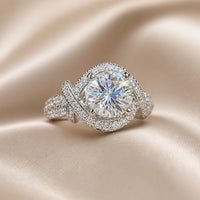Anello in Oro Bianco con Moissanite e Fascia Divisa