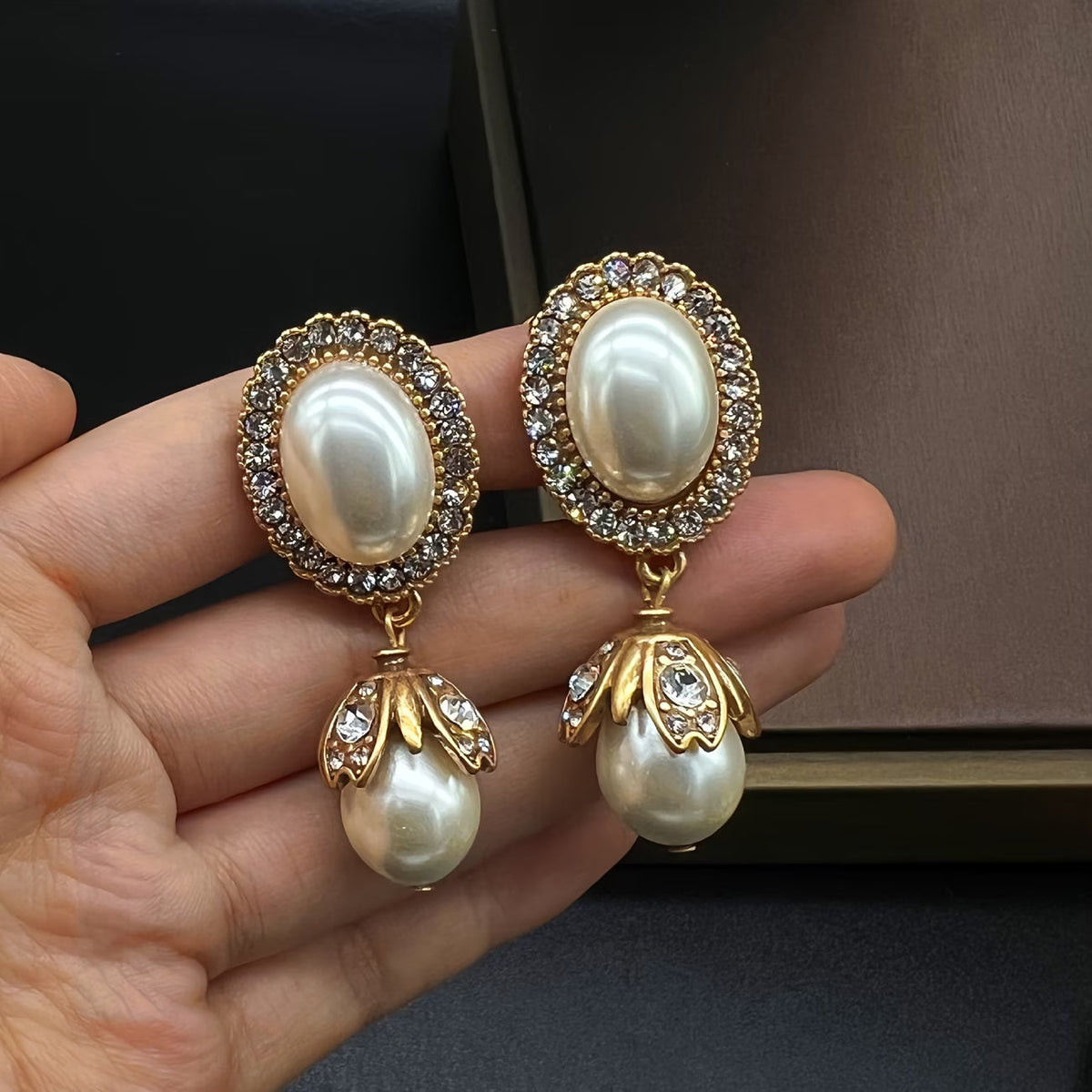 Orecchini a Pendente con Cornice Vintage in Perle