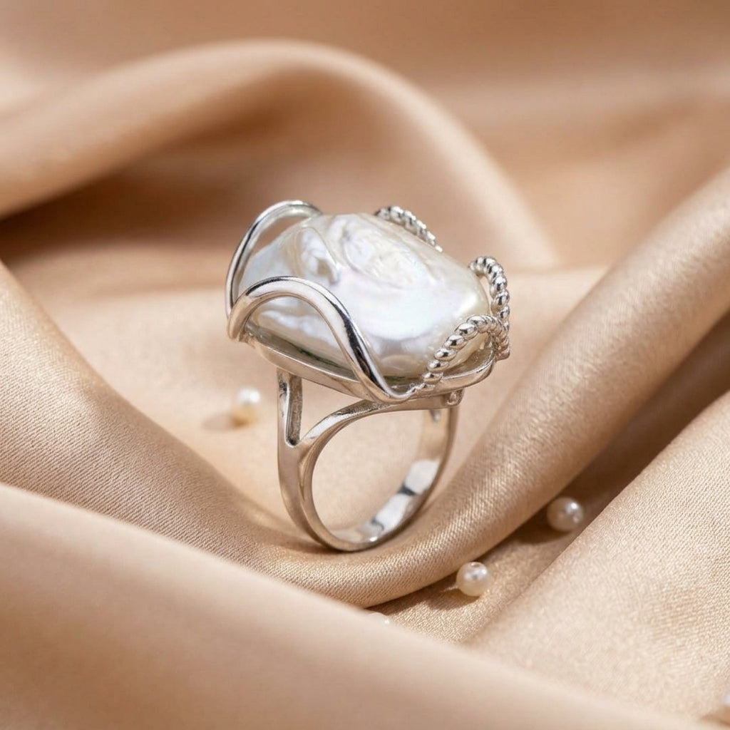 Anello Halo in Perla Barocca Illuminata dalla Luna