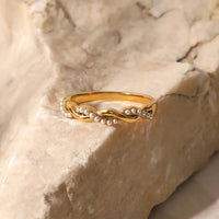 Anello Impilabile di Perle Dorate e Intrecciate