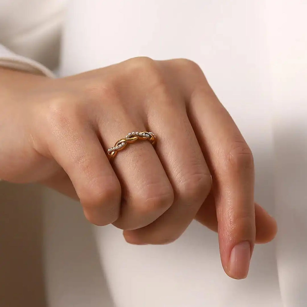 Anello Sottile Impilabile con Perle Dorate