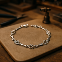 Bracciale in Argento Puro Edizione Limitata con Charm a Forma di Zampa di Cane e Osso