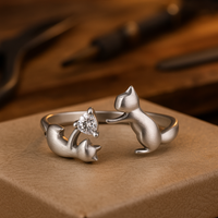Anello Regolabile in Argento Sterling a Forma di Gatto Giocoso con Zirconia