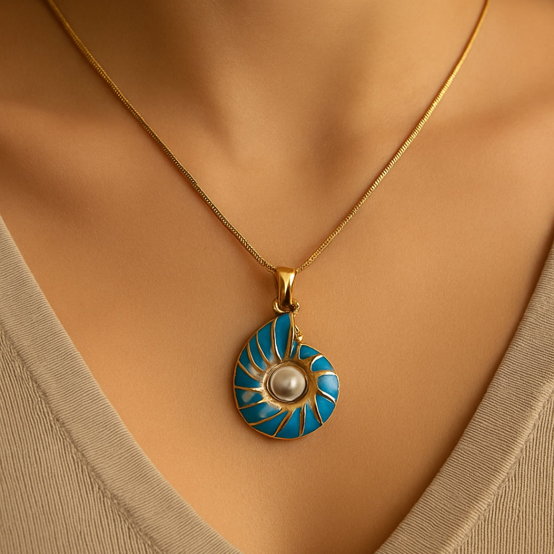 Collana con pendente a forma di conchiglia di perla