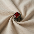 Anello Signet Ornato in Argento e Rubino