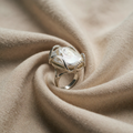 Anello Halo in Perla Barocca Illuminata dalla Luna
