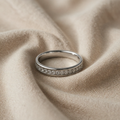 Anello in oro bianco e zirconi scintillanti