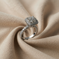 Anello in oro bianco con zircone incastonato